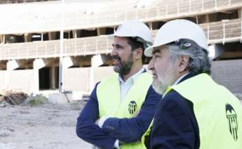El presidente del CSD, José Manuel Rodríguez Uribes, y el director general del Valencia CF, Javier Solís, visitan las obras del nuevo Mestalla.