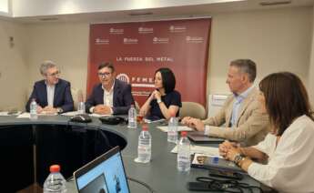La secretaria de Estado de Industria, Rebeca Torró, el secretario de Estado de Política Territorial, Arcadi España, y los presidentes de FEMEVAL, Vicente Lafuente, y de ASCENCOVAL, Emilio Carbonell, y el director general de la Federación Española de Ascensores (FEEDA), José Carlos Frechilla, tratan la recuperación de los ascensores dañados por la DANA.