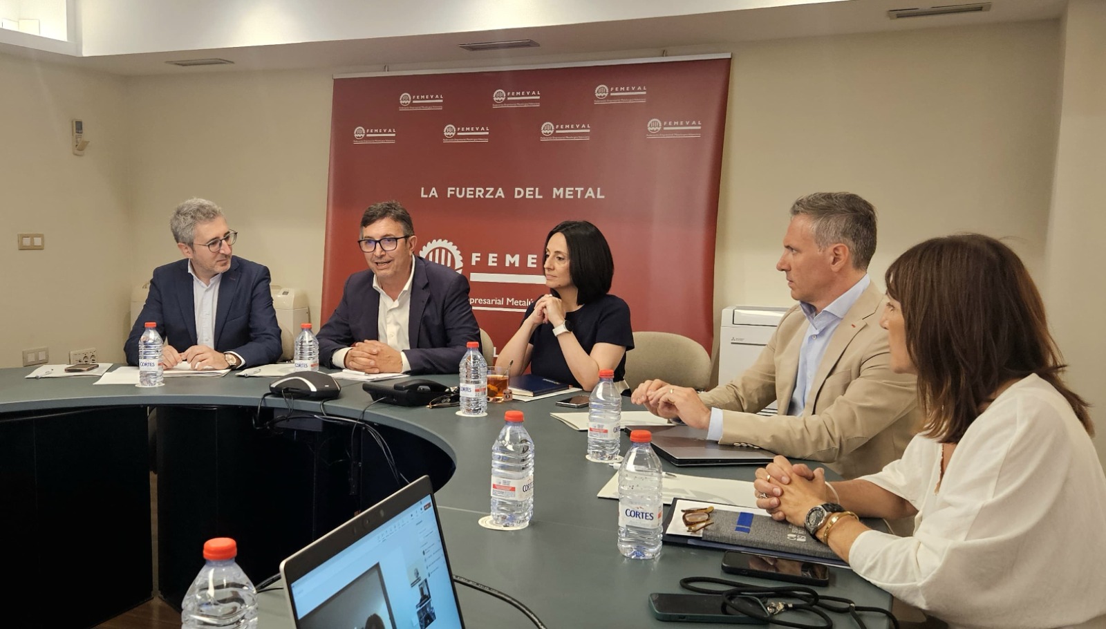La secretaria de Estado de Industria, Rebeca Torró, el secretario de Estado de Política Territorial, Arcadi España, y los presidentes de FEMEVAL, Vicente Lafuente, y de ASCENCOVAL, Emilio Carbonell, y el director general de la Federación Española de Ascensores (FEEDA), José Carlos Frechilla, tratan la recuperación de los ascensores dañados por la DANA.