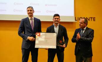 El presidente de Cámara Alicante y el director comercial de Empresas del Banco Santander entregando el Premio Pyme del Año Alicante 2025 al CEO y fundador de PCEX Automotive