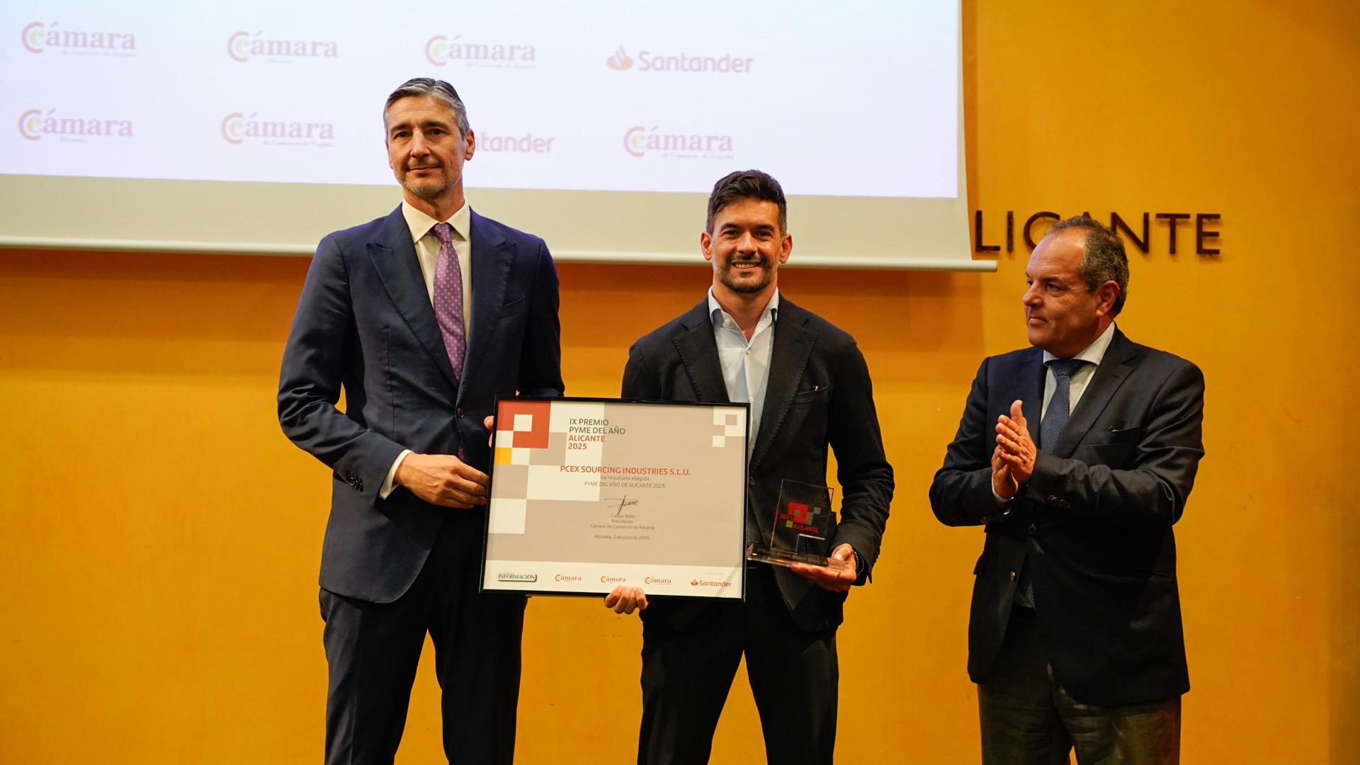 El presidente de Cámara Alicante y el director comercial de Empresas del Banco Santander entregando el Premio Pyme del Año Alicante 2025 al CEO y fundador de PCEX Automotive