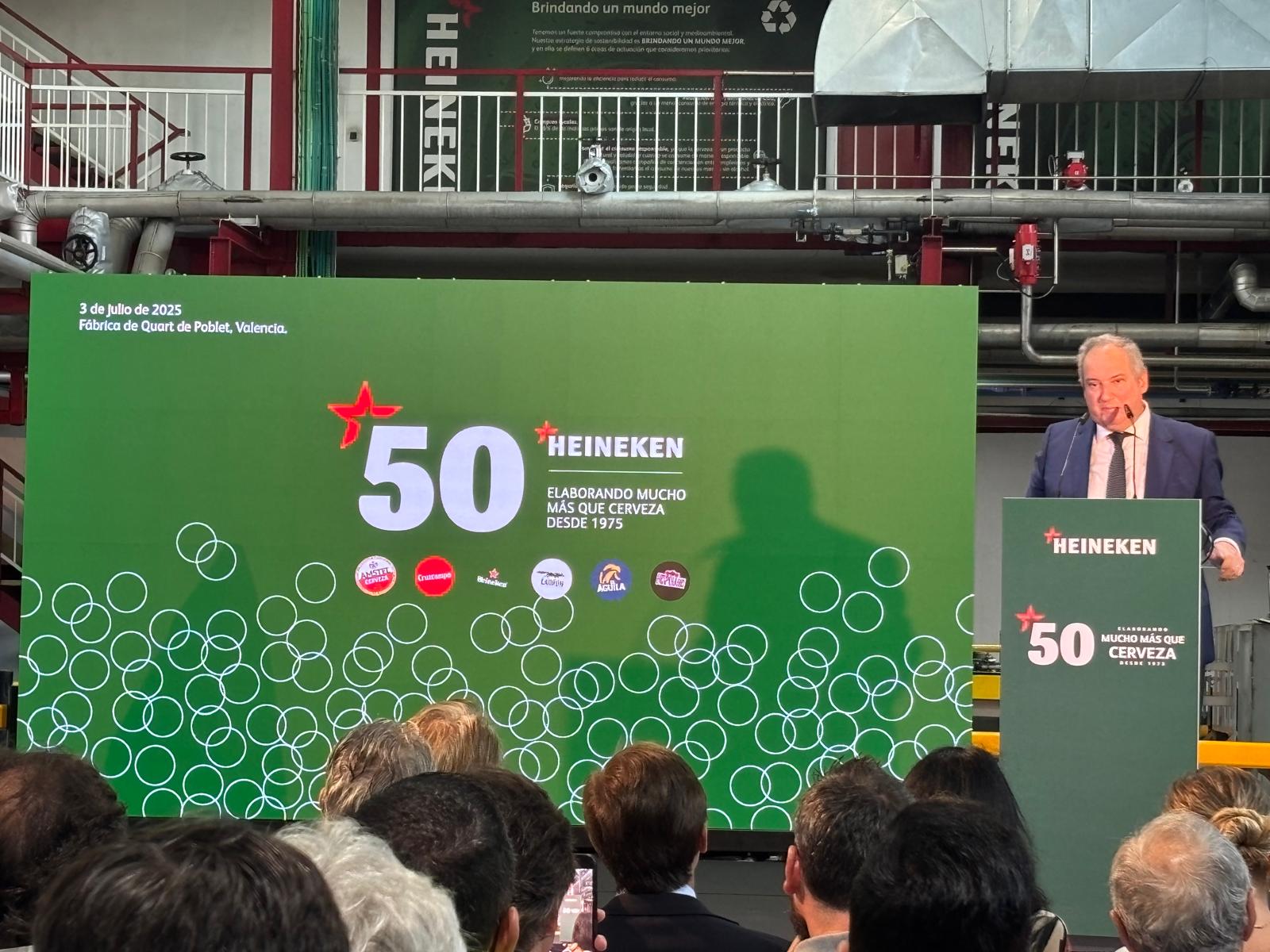 El ministro de Industria, Jordi Hereu, en la fábrica de Heineken en Quart de Poblet.
