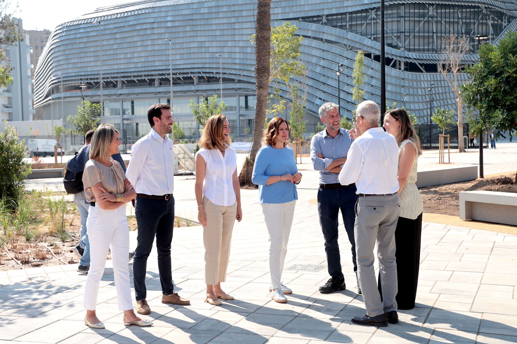 La alcaldesa de Valencia, María José Catalá, visita el parque situado junto al Roig Arena.