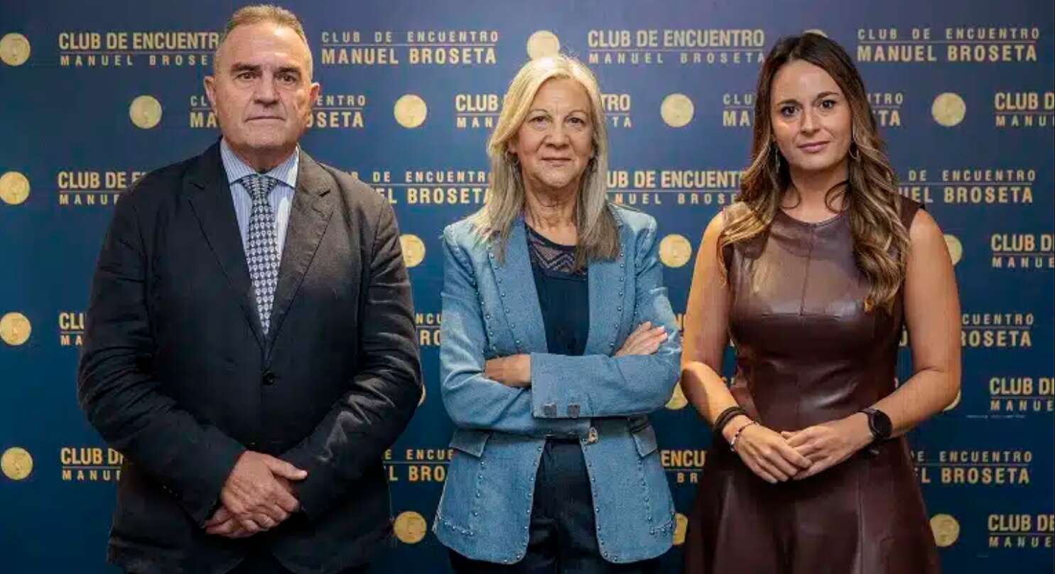 Zulima Pérez, a la derecha, antes de su intervención en el Club de Encuentro junto a Francisco José Gan Pampols