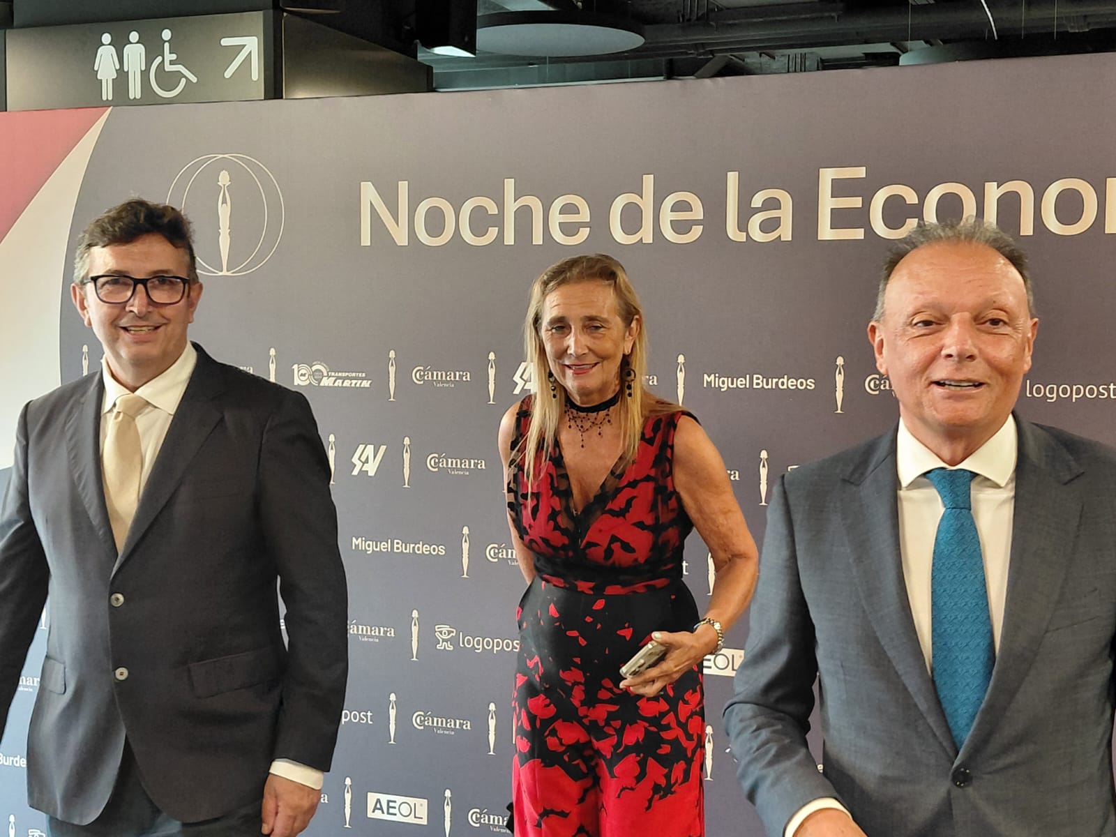 Salva Navarro saliendo de la foto que tenía con Eva Blasco y Vicente Lafuente