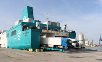 Descarga de un buque de Baleària