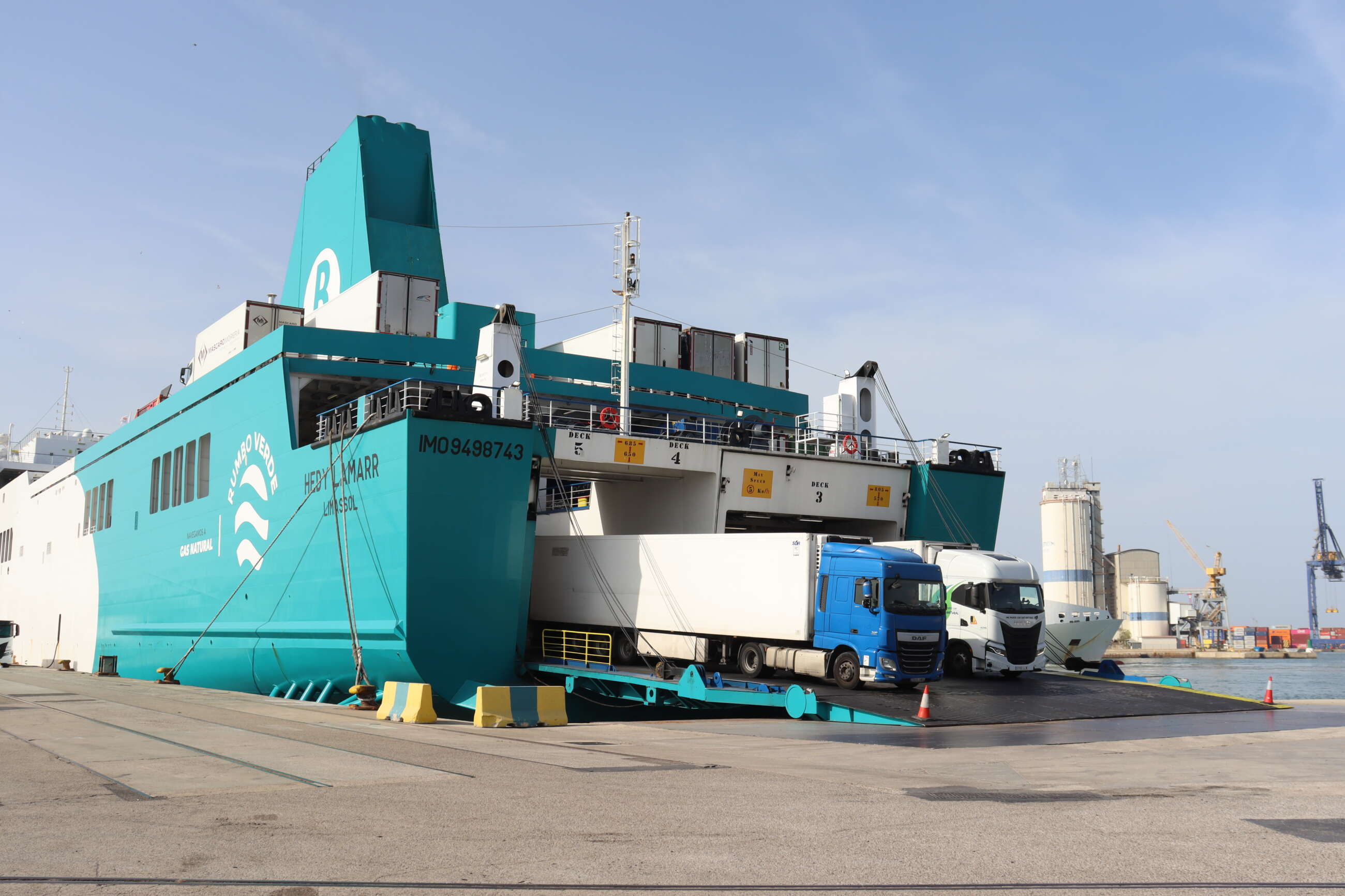 Descarga de un buque de Baleària