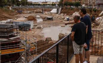 Dos hombres observan el barranco del Poyo tras las lluvias, a 29 de septiembre de 2025, en Paiporta, Valencia, Comunidad Valenciana (España). El barranco de La Saleta, en Aldaia (Valencia), se ha desbordado de madrugada, a la altura del dique de Bonaire, como consecuencia de las fuertes lluvias que azotan a la provincia de Valencia y Castellón. En concreto, esta noche, el municipio valenciano de Aldaia ha registrado 57 l/m2 en tan solo 35 minutos, según ha recogido Avamet. El agua también ha provocado la inundación de algunas calles de la localidad y esta mañana están trabajando efectivos para controlar la situación. Rober Solsona / Europa Press 29 SEPTIEMBRE 2025;ALDAIA;LA SALETA: LLUVIAS;TORMENTAS 29/9/2025