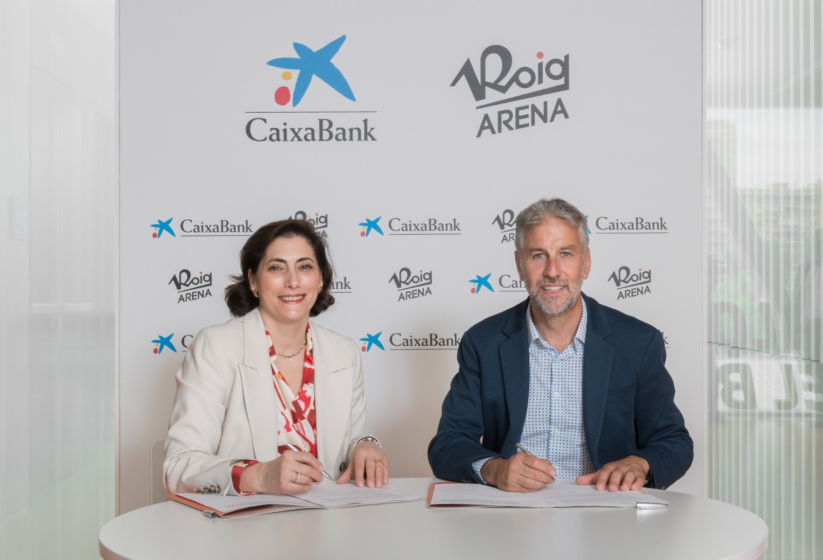 Maria Luisa Martínez (CaixaBank) y Víctor Sendra (Roig Arena)