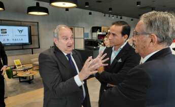 El ministro Jordi Hereu visita las instalaciones de JR Valle en Sedaví