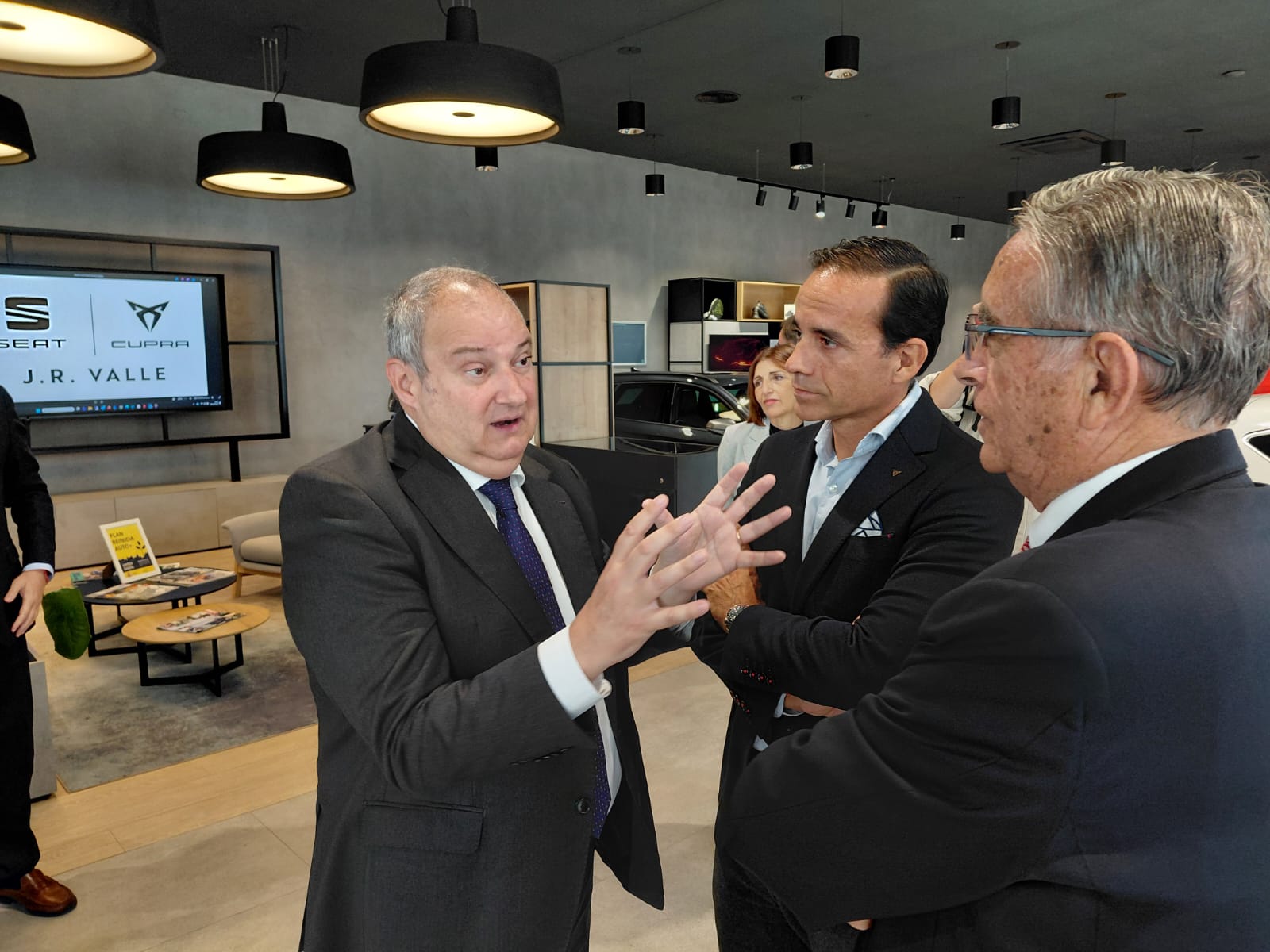El ministro Jordi Hereu visita las instalaciones de JR Valle en Sedaví