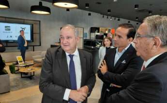 El ministro de Industria, Jordi Hereu, mira para otro lado ante los dueños de JR Valle