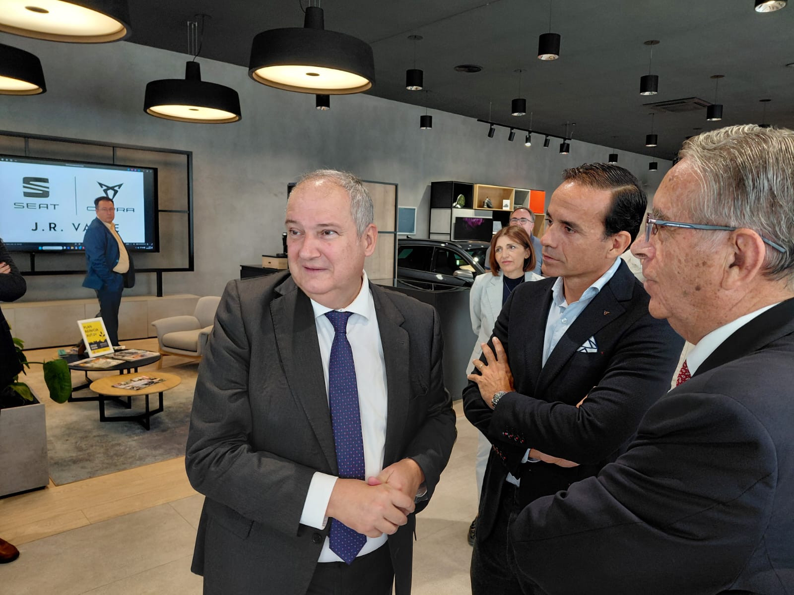 El ministro de Industria, Jordi Hereu, mira para otro lado ante los dueños de JR Valle