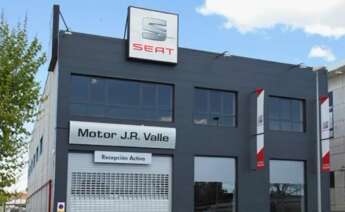 Jordi Hereu visita el concesionario JR Valle (Seat-Cupra) y observa el desastre de la DANA