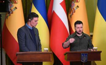 (Foto de ARCHIVO) El presidente de Ucrania, Volodimir Zelenski (d), ofrece declaraciones a los medios de comunicación tras reunirse con el presidente del Gobierno, Pedro Sánchez (i), a 21 de abril de 2022, en Kiev (Ucrania). Pool Moncloa/Borja Puig de la Bellacasa