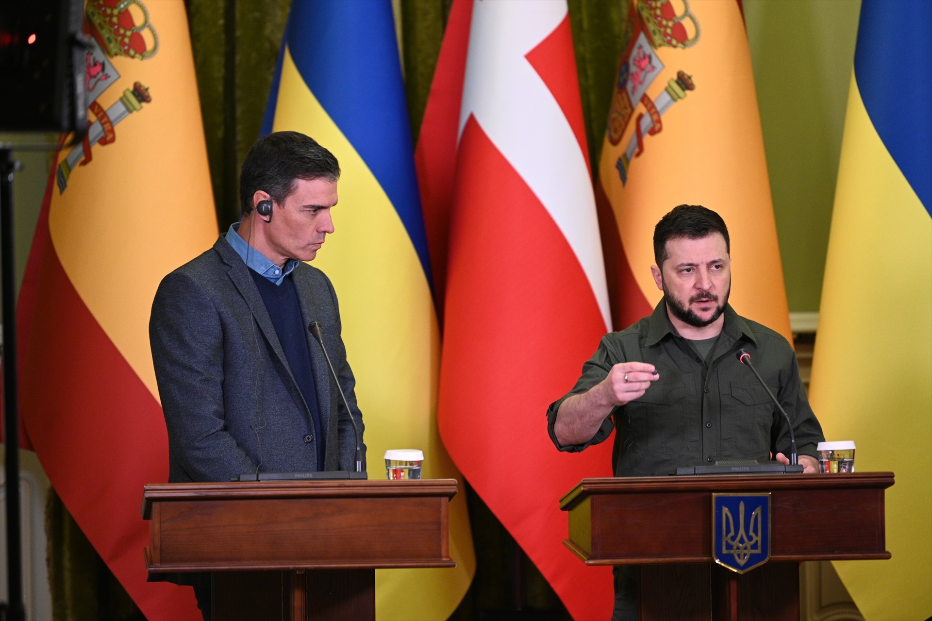 (Foto de ARCHIVO) El presidente de Ucrania, Volodimir Zelenski (d), ofrece declaraciones a los medios de comunicación tras reunirse con el presidente del Gobierno, Pedro Sánchez (i), a 21 de abril de 2022, en Kiev (Ucrania). Pool Moncloa/Borja Puig de la Bellacasa