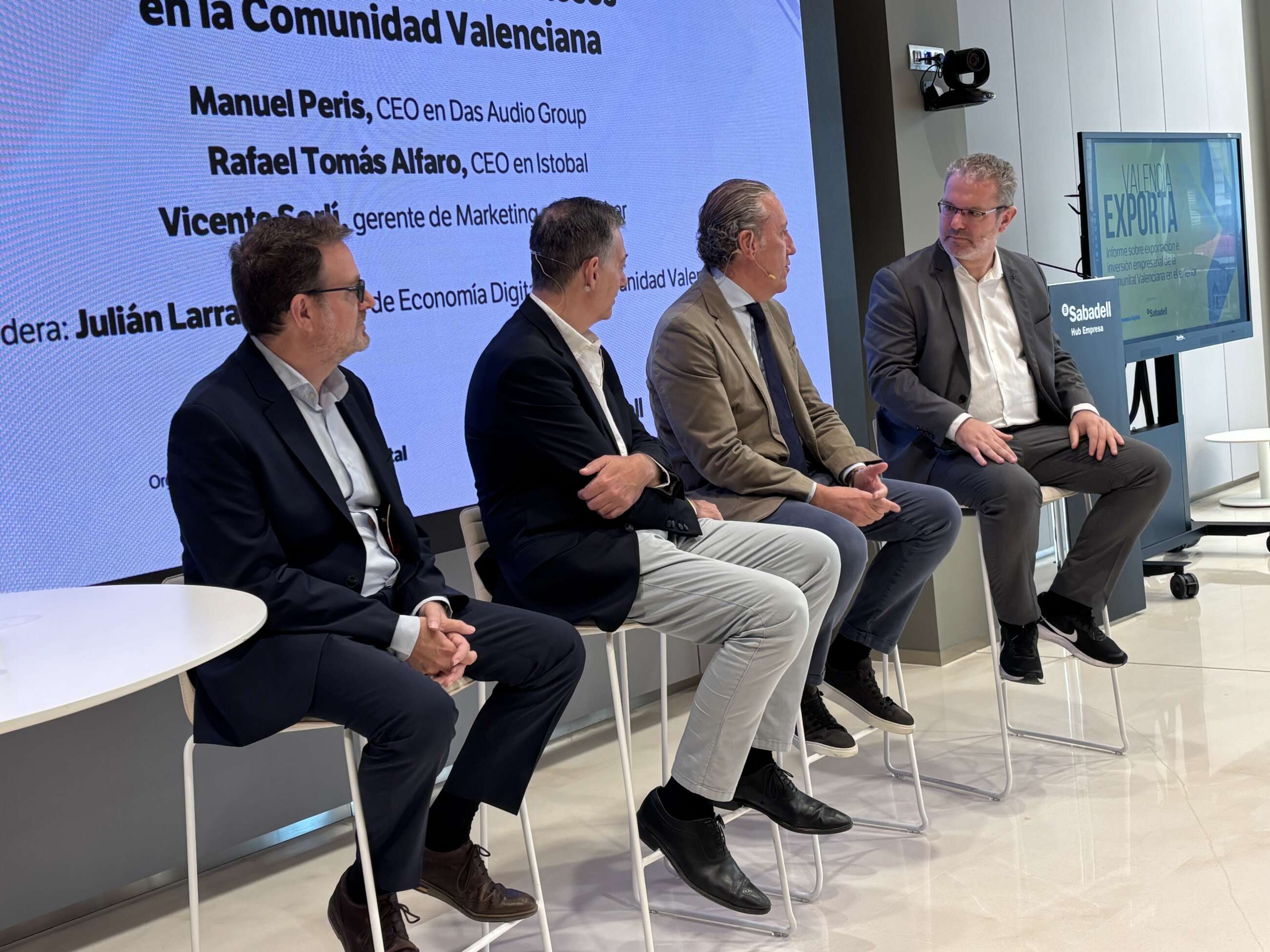 Manuel Peris (DAS Audio) Rafael Tomás, (Istobal) y Vicente Sorlí (Colorker) comparten sus experiencias exportadoras durante una mesa redonda celebrada en el marco de la presentación del informe ‘Comunidad Valenciana Exporta’.