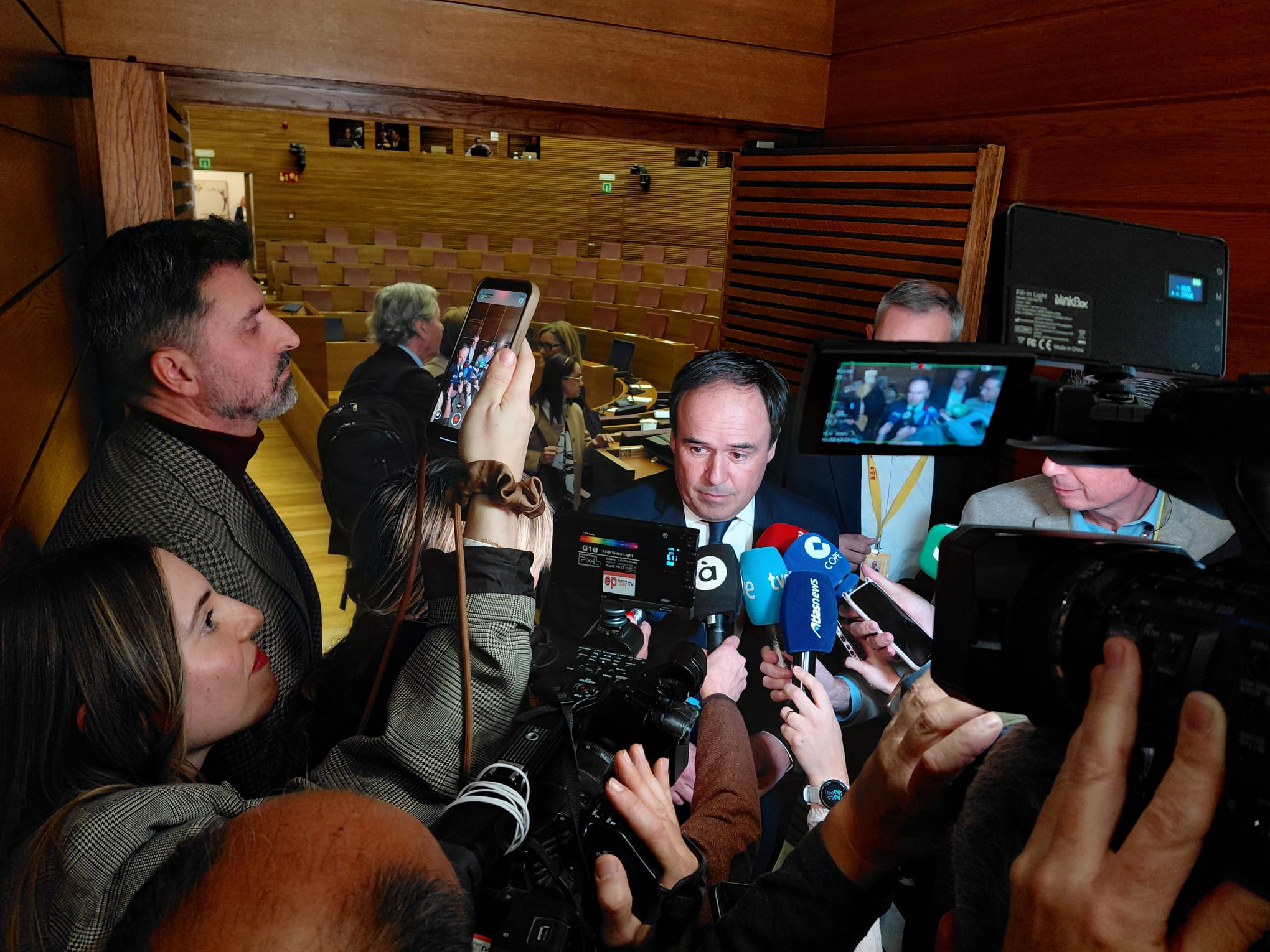 Juanfran Pérez Llorca sale del pleno de Les Corts como presidente de la Generalitat Valenciana