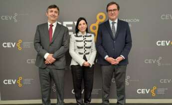 De izq. a der., Vicente Lafuente (CEV), Silvia Blasco (Aptur CV) y Antonio Garamendi (CEOE)