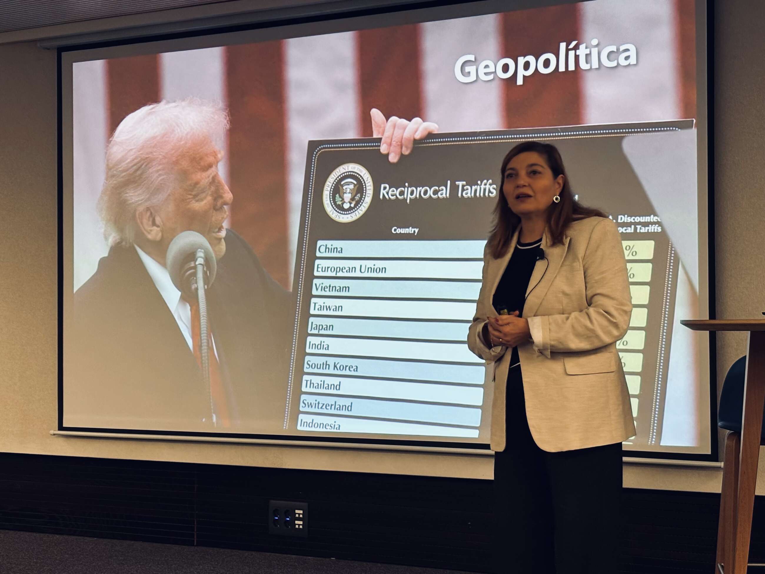 Caixabank presenta el informe 'Geopolítica y nueva geometría del comercio exterior valenciano'.