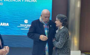 Mar Chao se abraza a Francisco Lorente en un acto de Baleària