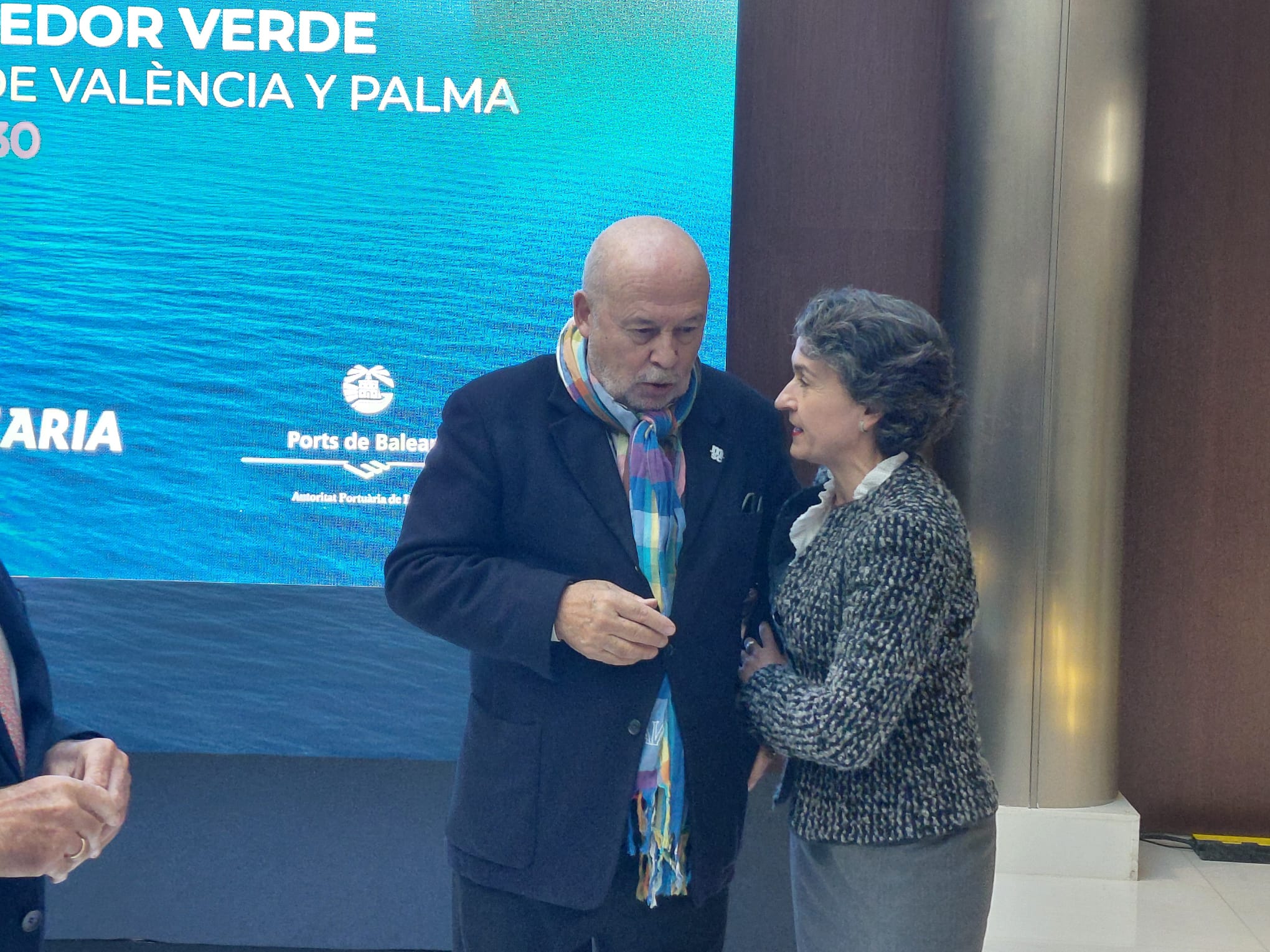 Mar Chao se abraza a Francisco Lorente en un acto de Baleària