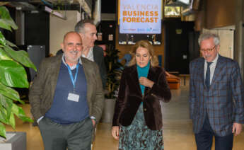 La vicepresidenta Susana Camarero entra en el foro Valencia Business Forecast con Juan García, Vicente Llácer y Quique Calabuig. (Foto: Kike Taberner)