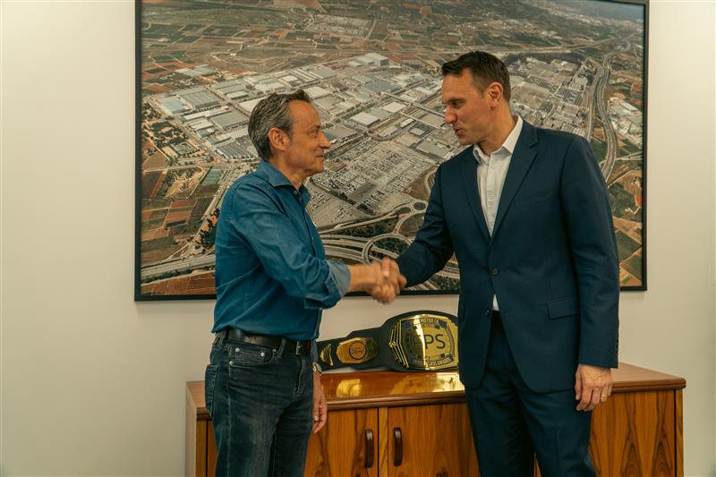 Carlos Faubel, presidente del comité de empresa de Ford Almussafes, y Jim Baumbick, presidente de Ford Europa, junto a un reconocimiento a la planta de Almussafes