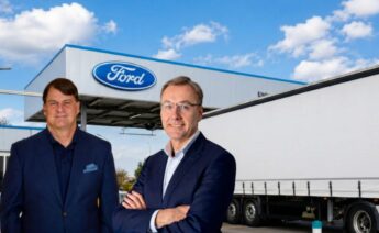 El CEO de Ford, Jim Farley, junto al director de la fábrica de Almussafes, Daniel Ruiz, en una imagen hecha con IA