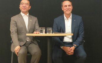 Victor Young, vicepresidente senior de Geely Holidung Group, y Jim Baumbick, presidente de Ford Europa