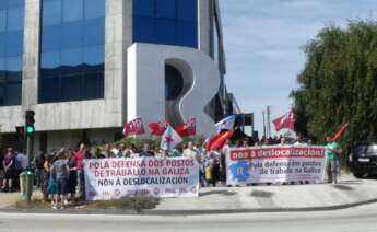 Imagen de archivo de una protesta de los trabajadores de Comfica y de Indra frente a la sede de R en el polígono de A Grela / CIG