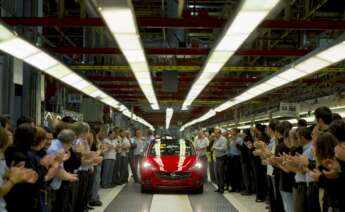 Empleados de la fábrica de Opel en Figueruelas celebran la salida de un Opel Corsa rojo de quinta generación. | EFE
