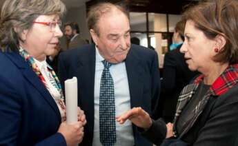 José Silveira, el dueño de Naviera Elcano, junto a la conselleira de Mar, Rosa Quintana (izquierda) y la exministra de Pesca, Elena Espinosa (derecha) / EFE