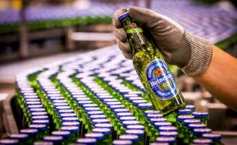 Varias botellas de cerveza Heineken en la fábrica de Den Bosch, Holanda. EFE/Lex Van Lieshout