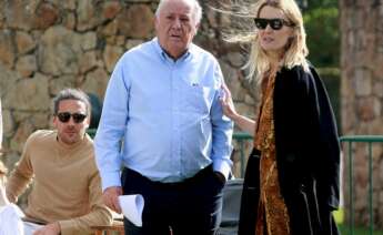 Amancio Ortega junto los protagonistas de la boda: su hija Marta y Carlos Torretta | EFE