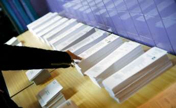Imagen de archivo de un votante eligiendo papeleta . ALBERT GEA