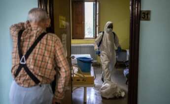 Un anciano contempla en una residencia la actuación del personal sanitario / Médicos Sin Fronteras