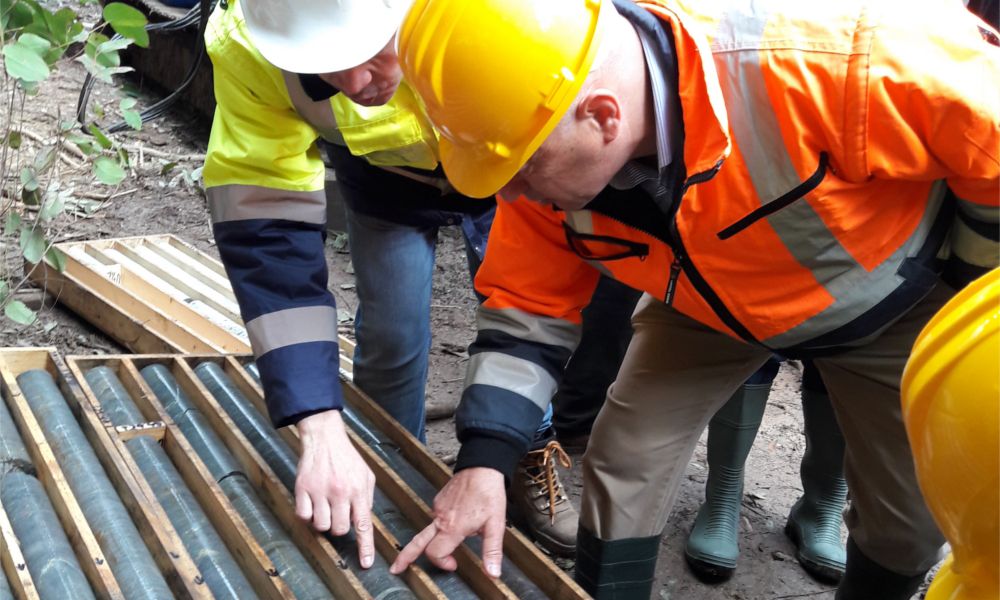 Alberto Lavandeira, consejero delegado de Atalaya Mining, comprueba el resultado de un sondeo realizado en una finca particular dentro del recinto de Touro