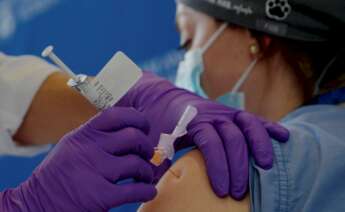 Una médico recibe una dosis de la vacuna contra el Covid-19
