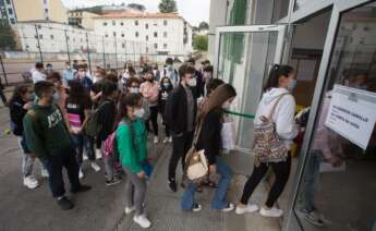 Los casos activos de Covid vinculados a las escuelas en Galicia se central en A Coruña y Santiago