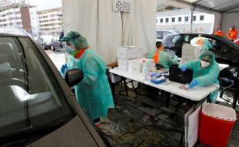 Los sanitarios reparten material para realizar pruebas de coronavirus a los habitantes en sus coches este lunes el municipio de Fene donde comienza el mayor cribado masivo de la pandemia en la comarca de Ferrolterra / EFE