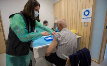 A pesar de brotes puntuales, los contagios en las residencias de mayores se han frenado con la llegada de las vacunas. Foto: Europa Press