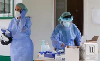 Dos sanitarias preparan PCR en Monforte de Lemos (Lugo). Foto: Europa Press