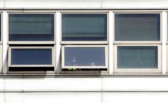 La UDEF ha llevado a cabo un operativo de investigación policial en las plantas de Alu Ibérica en A Coruña y Aviñés. EFE.
