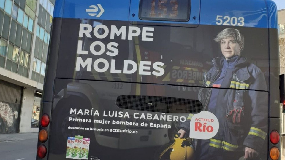 La campaña publicitaria de Leche Río en uno de los autobuses de Madrid