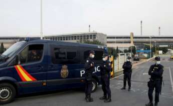 Policía Nacional a las puertas de la factoría Alu Ibérica en A Coruña, antigua planta de Alcoa / EFE (Cabalar)