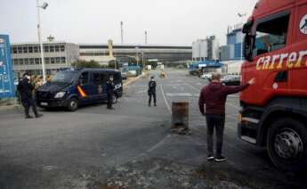 Imagen de varios agentes de la Policía Nacional durante el registro de la fábrica de Alu Ibérica en A Coruña