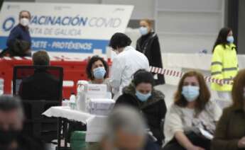 Varias personas esperar para ser vacunadas en el Instituto Ferial de Vigo (Ifevi), en Pontevedra - Europa Press