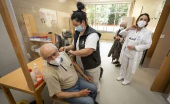 Una sanitaria vacuna a un hombre mayor de 80 años con la dosis de Pfizer en el ambulatorio Virgen Peregrina, en Pontevedra - Beatriz Ciscar - Europa Press