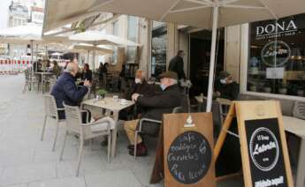 Varias personas en una terraza, el día en que entran en vigor nuevas medidas en la hostelería, en Vigo, Pontevedra, Galicia, (España). La Xunta ha decretado desde este viernes a las 00.00 el paso de la ciudad de Vigo a nivel medio debido a la crisis del C - Europa Press